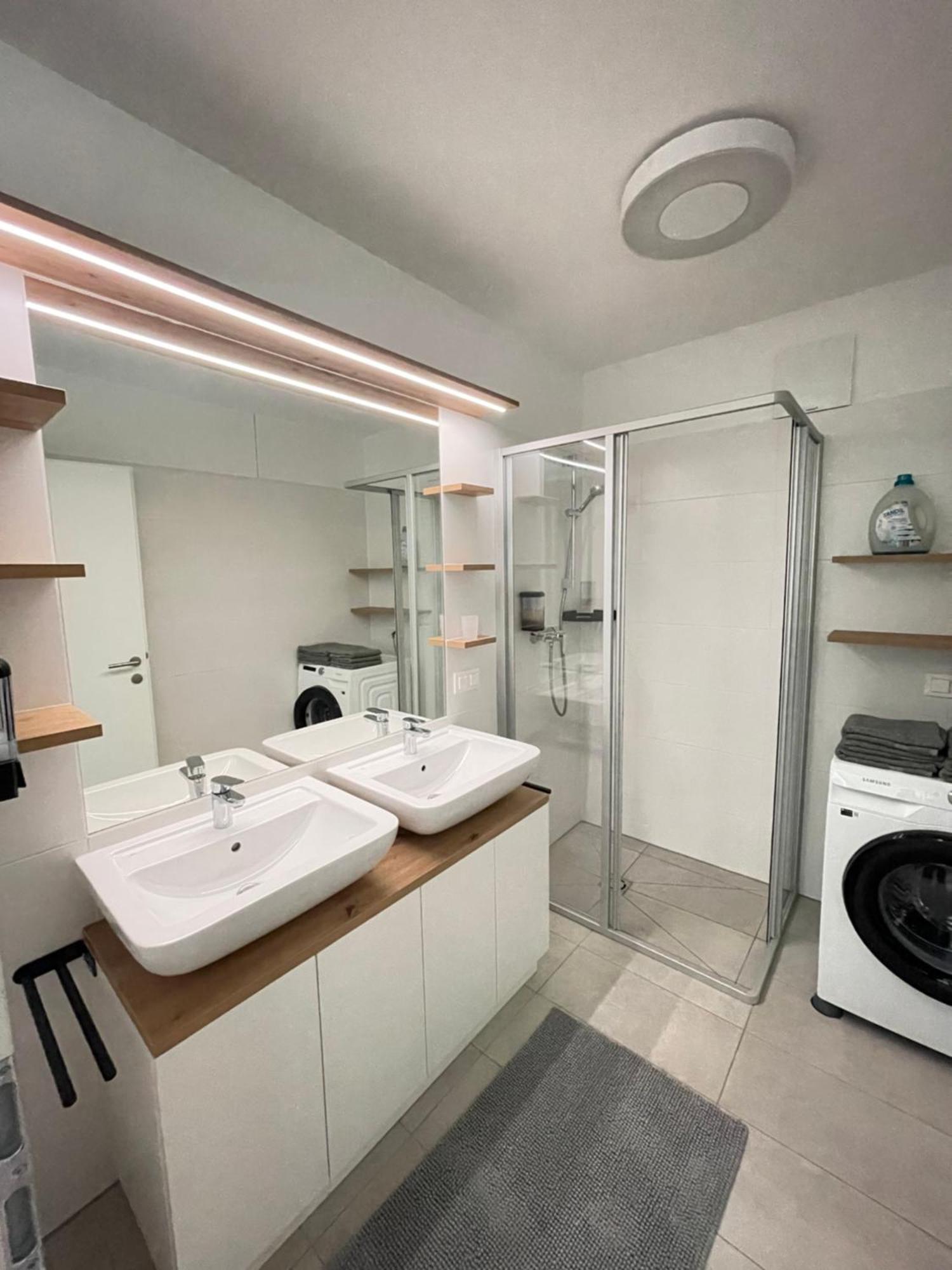 100 Qm Penthouse, Self-Check-In, 2 Parkplaetze Appartement Graz Buitenkant foto