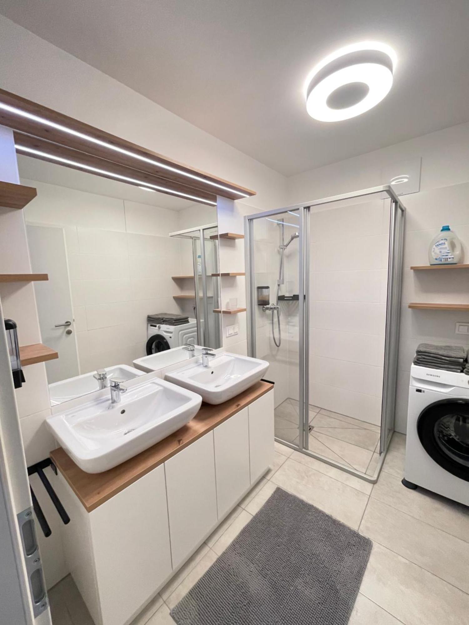 100 Qm Penthouse, Self-Check-In, 2 Parkplaetze Appartement Graz Buitenkant foto